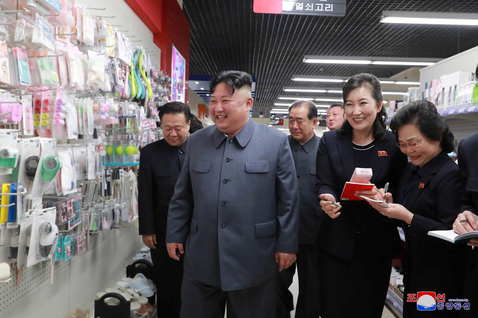 Ông Kim Jong Un tươi cười đi thăm trung tâm hàng xịn - Ảnh 1.