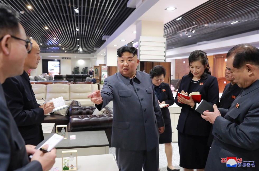 Ông Kim Jong Un tươi cười đi thăm trung tâm hàng xịn - Ảnh 3. Ông Kim Jong Un tươi cười đi thăm trung tâm hàng xịn - Ảnh 3.