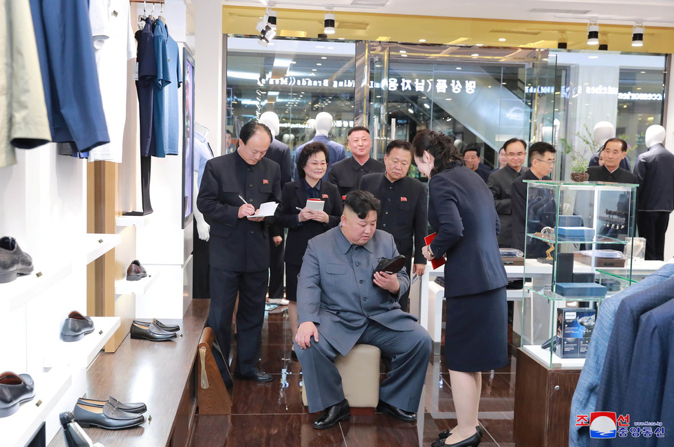 Ông Kim Jong Un tươi cười đi thăm trung tâm hàng xịn - Ảnh 4. Ông Kim Jong Un tươi cười đi thăm trung tâm hàng xịn - Ảnh 4.