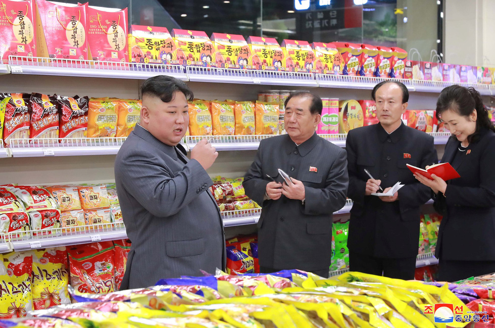 Ông Kim Jong Un tươi cười đi thăm trung tâm hàng xịn - Ảnh 5. Ông Kim Jong Un tươi cười đi thăm trung tâm hàng xịn - Ảnh 5.