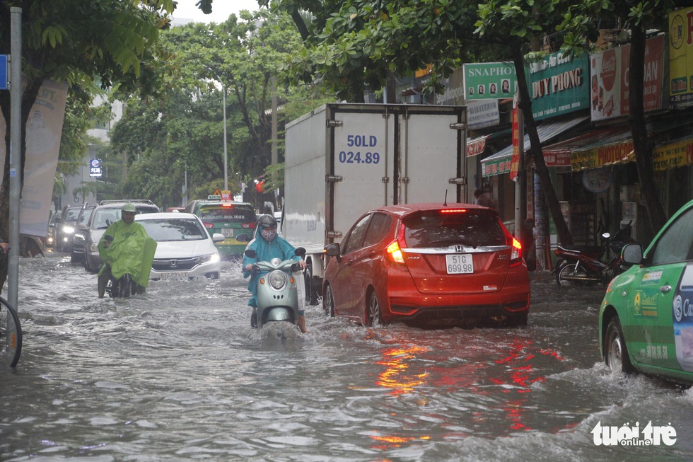 Người dân TP.HCM vật lộn trong mưa đầu mùa gây ngập nửa mét - Ảnh 10. Người dân TP.HCM vật lộn trong mưa đầu mùa gây ngập nửa mét - Ảnh 10.