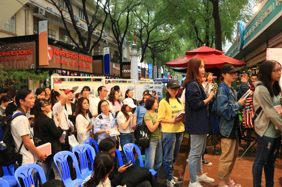 Người hâm mộ đội mưa dự buổi ra mắt sách của đả nữ Ngô Thanh Vân - Ảnh 8. Người hâm mộ đội mưa dự buổi ra mắt sách của đả nữ Ngô Thanh Vân - Ảnh 8.