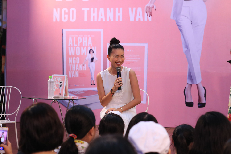 Người hâm mộ đội mưa dự buổi ra mắt sách của đả nữ Ngô Thanh Vân - Ảnh 5. Người hâm mộ đội mưa dự buổi ra mắt sách của đả nữ Ngô Thanh Vân - Ảnh 5.