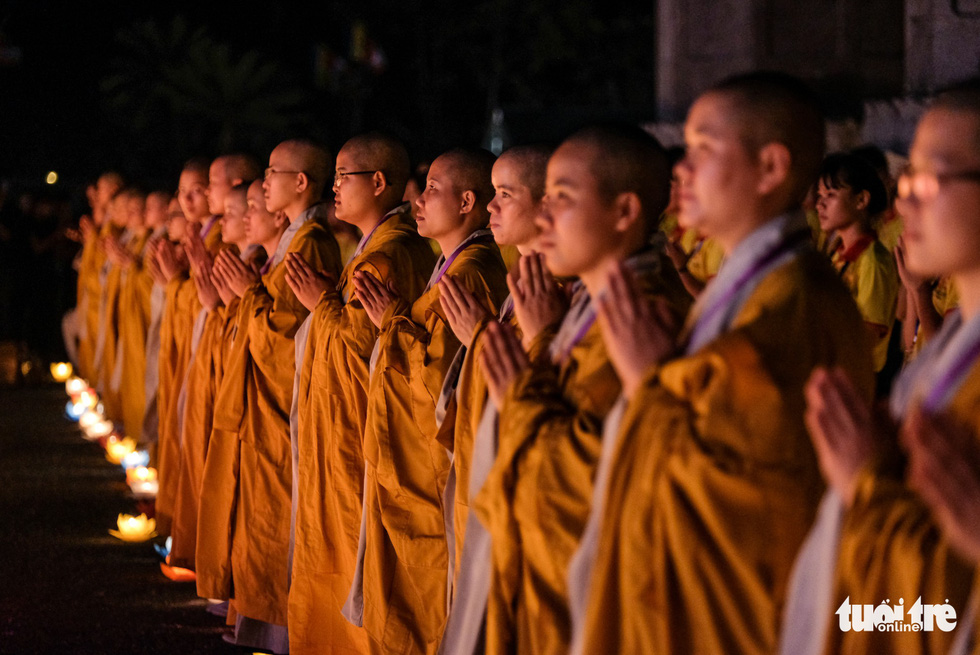 Rực rỡ đêm hoa đăng cầu quốc thái dân an Đại lễ Phật đản 2019 - Ảnh 6.