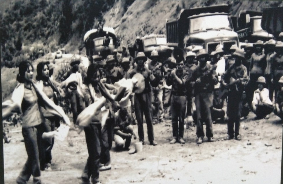bieu-dien-van-nghe-phuc-vu-bo-doi-truong-son-1557927937820969472020.jpg