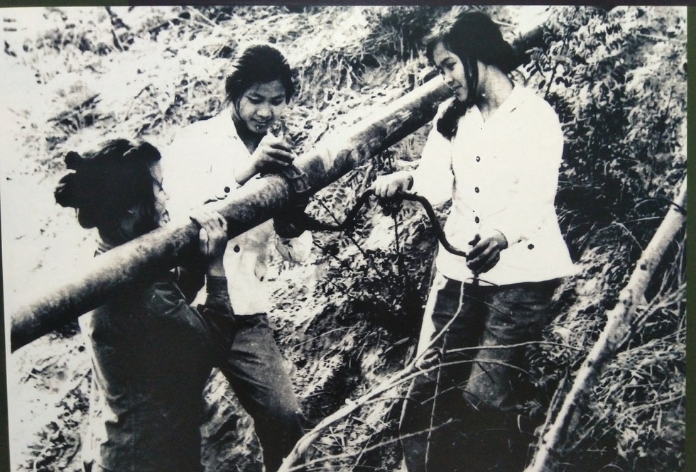 cac-nu-chien-si-trung-doan-671-duong-ong-binh-tram-14-lap-dat-duong-ong-xan-dau-qua-trong-diem-phu-la-nhich-nam-1972-15579279378281994959972.jpg