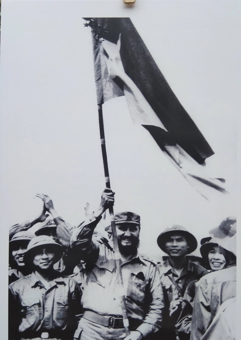 chu-tich-cuba-fidel-castro-den-tham-bo-doi-truong-son-tai-quang-tri-nam-1973-15579289533921809877061.jpg