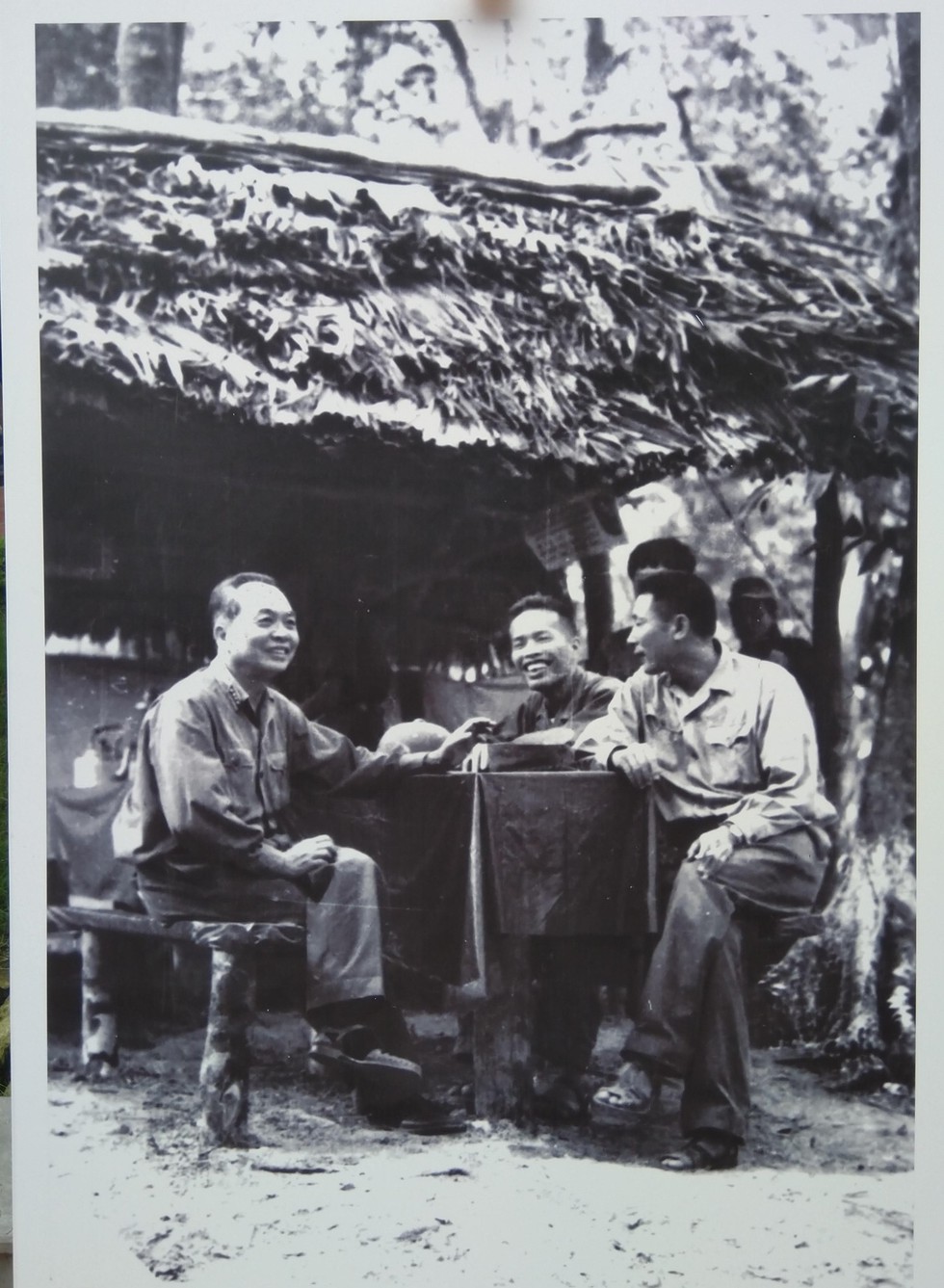 dai-tuong-vo-nguyen-giap-noi-chuyen-than-mat-voi-tu-lenh-dong-sy-nguyen-va-chinh-uy-dang-tinh-tai-lan-rung-truong-son-thang-3-1973-1557927293600259012928.jpg