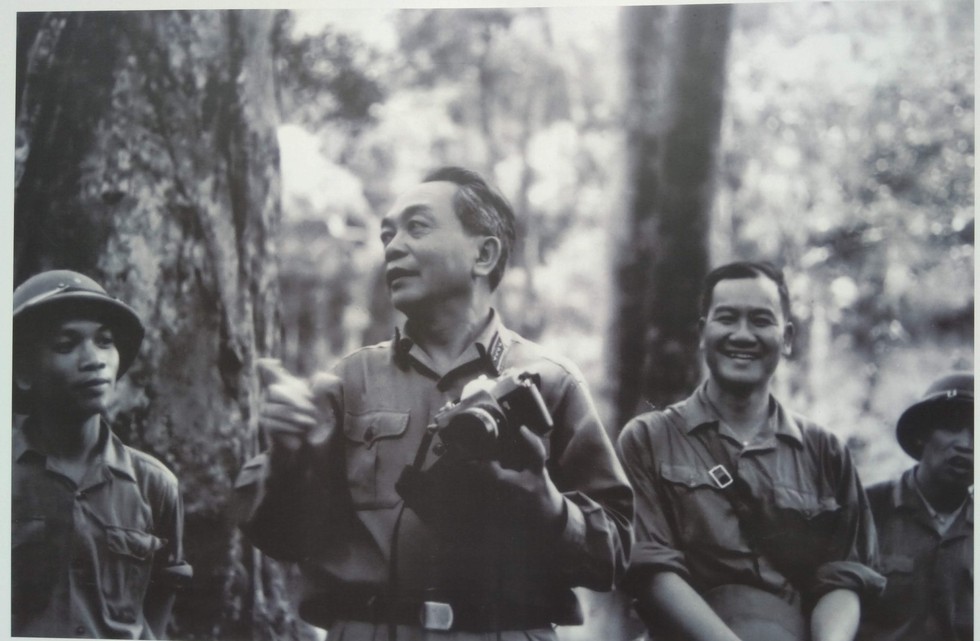dai-tuong-vo-nguyen-giap-tham-duong-truong-son-nam-1973-1557927293603550117041.jpg