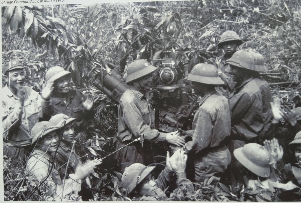 dai-tuong-vo-nguyen-giap-tham-hoi-dong-vien--nga-ba-lum-bum-15579272936051641330842.jpg