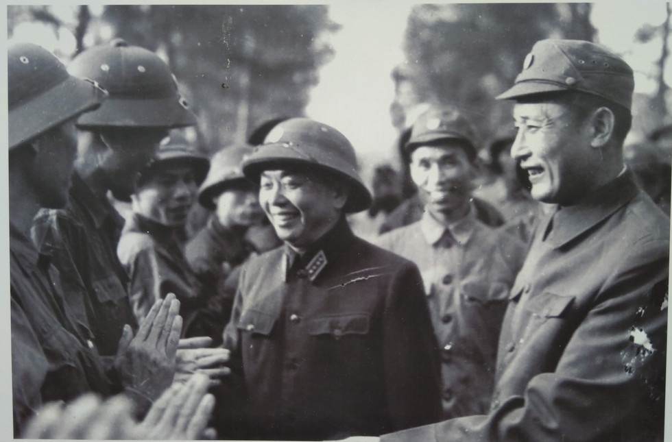 dai-tuong-vo-nguyen-giap-tham-va-dong-vien-can-bo-chien-si-bo-tu-lenh-559--15579272936071151617794.jpg