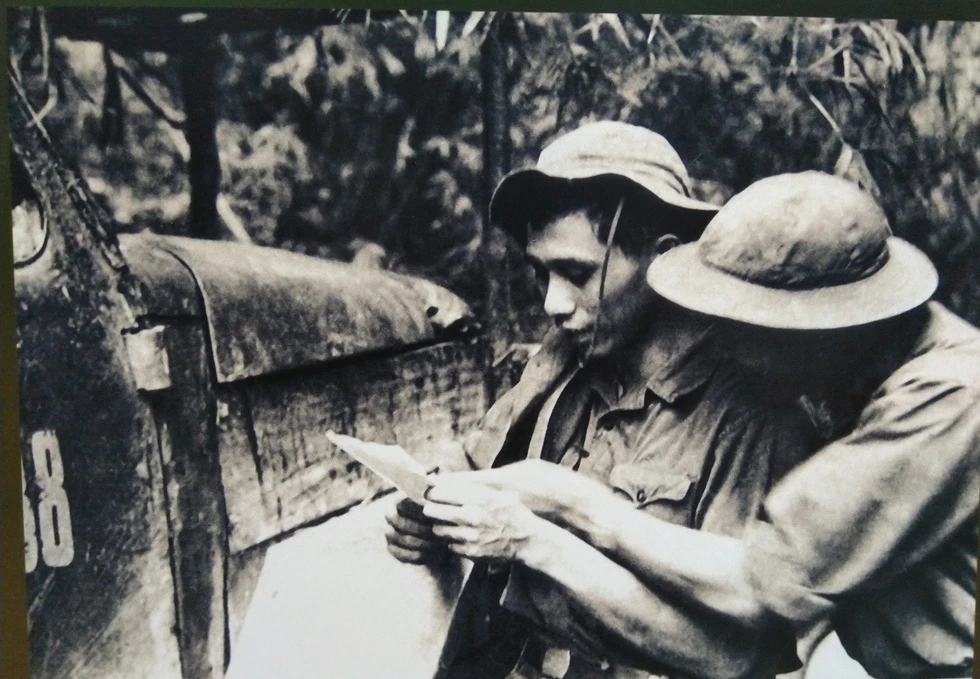 doc-thu-nha-truoc-luc-len-duong-lam-nhiem-vu-15579278408292085825996.jpg