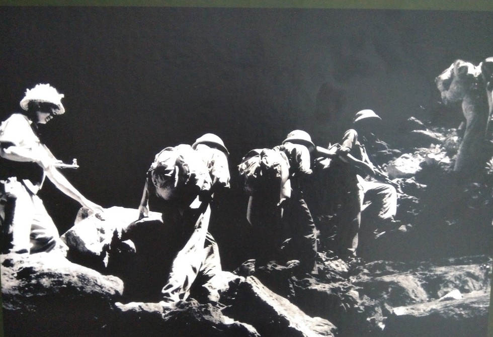 hanh-quan-vao-nam-tai-cung-giao-lien-bo-cua-tieu-doan-1-trung-doan-71-tren-tuyen-tay-truong-son-thang-8-1962-15579278408311844511954.jpg