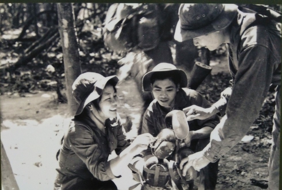 nu-giao-lien-nguyen-thi-huan-binh-tram-32-chia-se-nuoc-cho-dong-doi-tren-duong-hanh-quan-nam-1971-15579278408411342244465.jpg