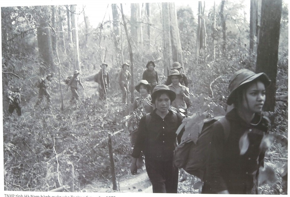 thanh-nien-xung-phong-tinh-ha-nam-hanh-quan-vao-truong-son-nam-1972-1557927840843272397510.jpg