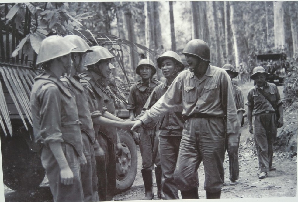 tu-lenh-dong-sy-nguyen-tham-va-dong-vien-chien-si-tieu-doan-101-o-to-van-tai-anh-hung--15579278408471153350884.jpg