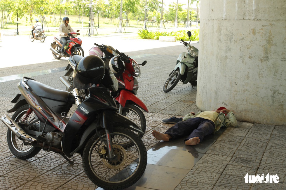 Nắng nóng 40 độ C, gầm cầu, chân cầu sông Hàn thành nơi trốn nắng - Ảnh 5. Nắng nóng 40 độ C, gầm cầu, chân cầu sông Hàn thành nơi trốn nắng - Ảnh 5.