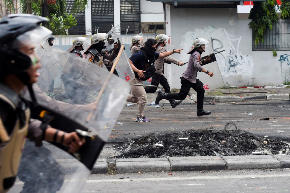Chính quyền Indonesia: Nhóm biểu tình bạo loạn là ‘lưu manh được trả tiền’ - Ảnh 1. Chính quyền Indonesia: Nhóm biểu tình bạo loạn là ‘lưu manh được trả tiền’ - Ảnh 1.