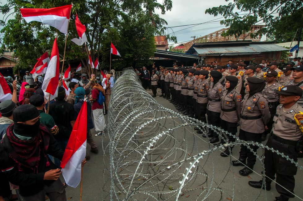 Chính quyền Indonesia: Nhóm biểu tình bạo loạn là ‘lưu manh được trả tiền’ - Ảnh 9. Chính quyền Indonesia: Nhóm biểu tình bạo loạn là ‘lưu manh được trả tiền’ - Ảnh 9.
