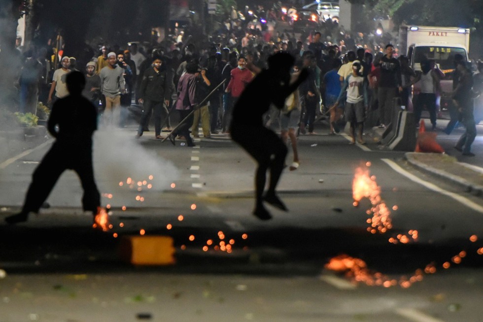 Chính quyền Indonesia: Nhóm biểu tình bạo loạn là ‘lưu manh được trả tiền’ - Ảnh 7. Chính quyền Indonesia: Nhóm biểu tình bạo loạn là ‘lưu manh được trả tiền’ - Ảnh 7.
