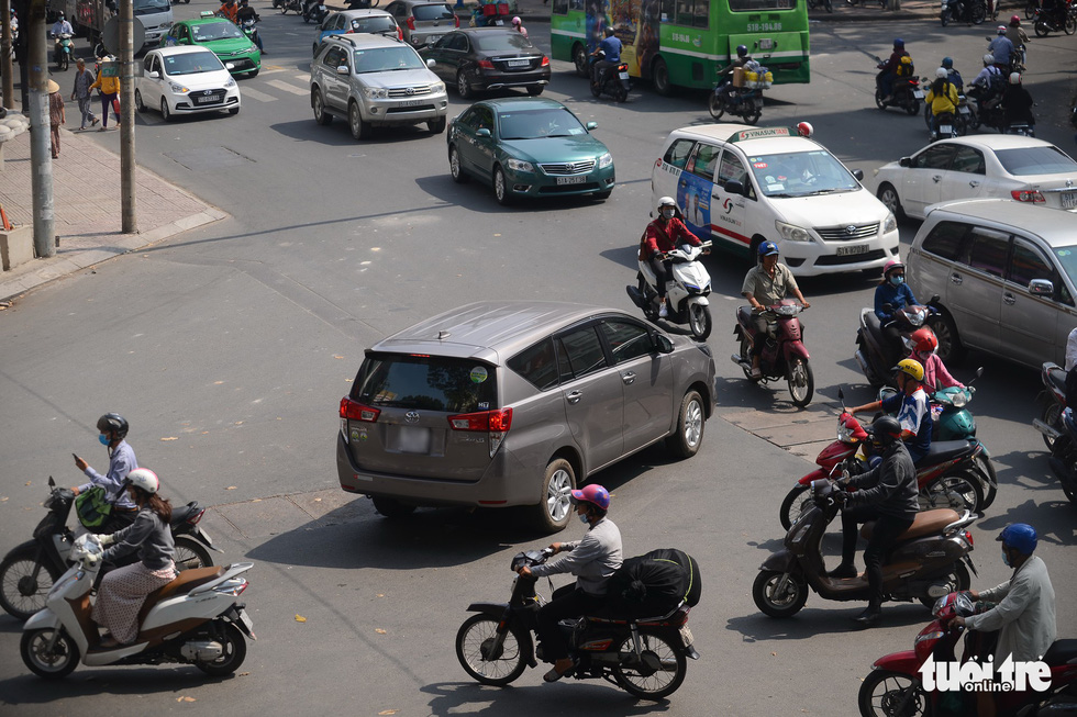 Thói hư tật xấu khó bỏ của người Việt khi chạy xe - Ảnh 1.