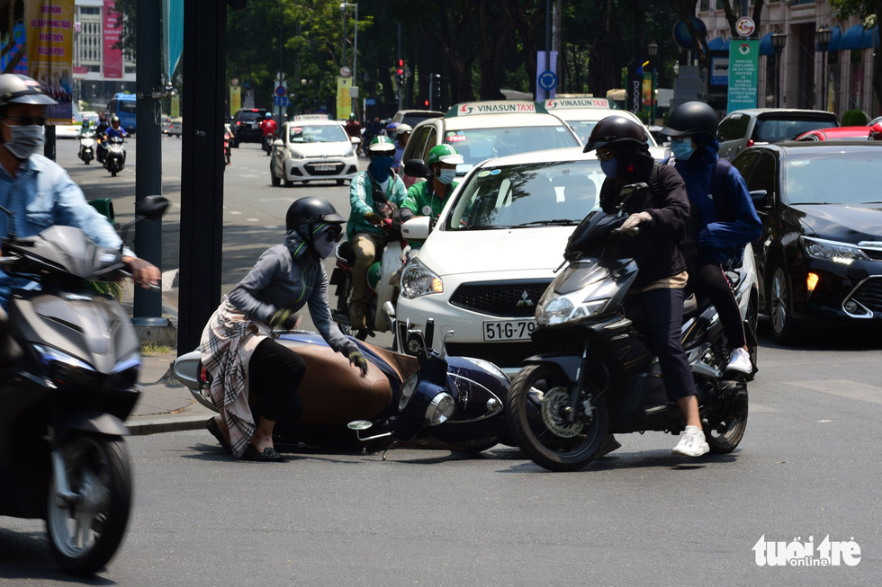 Thói hư tật xấu khó bỏ của người Việt khi chạy xe - Ảnh 3.