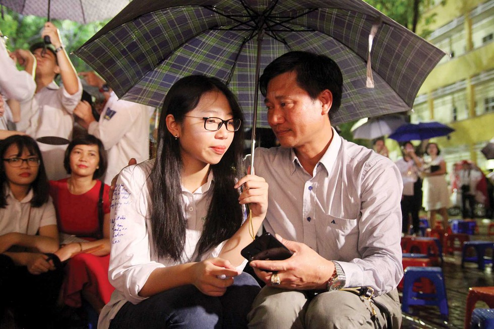Chia tay lớp 12, học trò tri ân thầy cô, mẹ cha trong nước mắt - Ảnh 3. Chia tay lớp 12, học trò tri ân thầy cô, mẹ cha trong nước mắt - Ảnh 3.