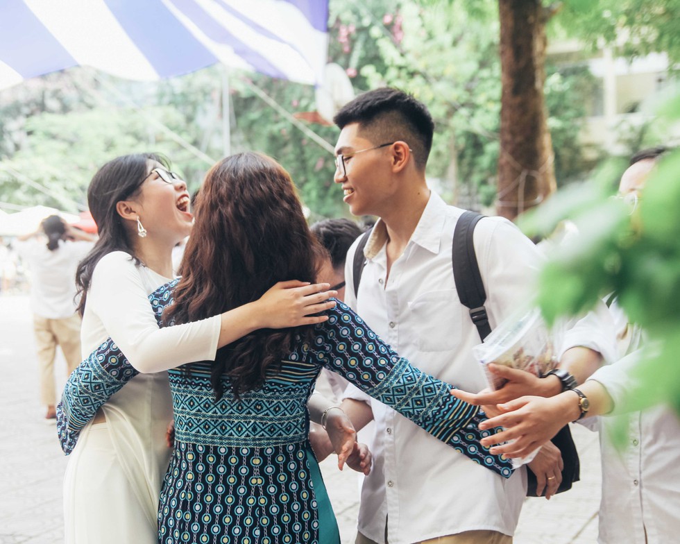 Chia tay lớp 12, học trò tri ân thầy cô, mẹ cha trong nước mắt - Ảnh 2. Chia tay lớp 12, học trò tri ân thầy cô, mẹ cha trong nước mắt - Ảnh 2.