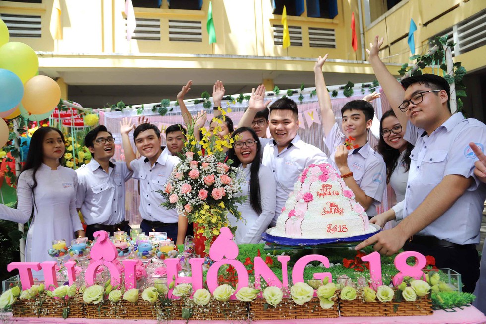 Chia tay lớp 12, học trò tri ân thầy cô, mẹ cha trong nước mắt - Ảnh 4. Chia tay lớp 12, học trò tri ân thầy cô, mẹ cha trong nước mắt - Ảnh 4.