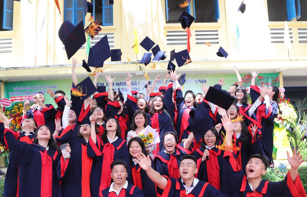 Chia tay lớp 12, học trò tri ân thầy cô, mẹ cha trong nước mắt - Ảnh 7. Chia tay lớp 12, học trò tri ân thầy cô, mẹ cha trong nước mắt - Ảnh 7.