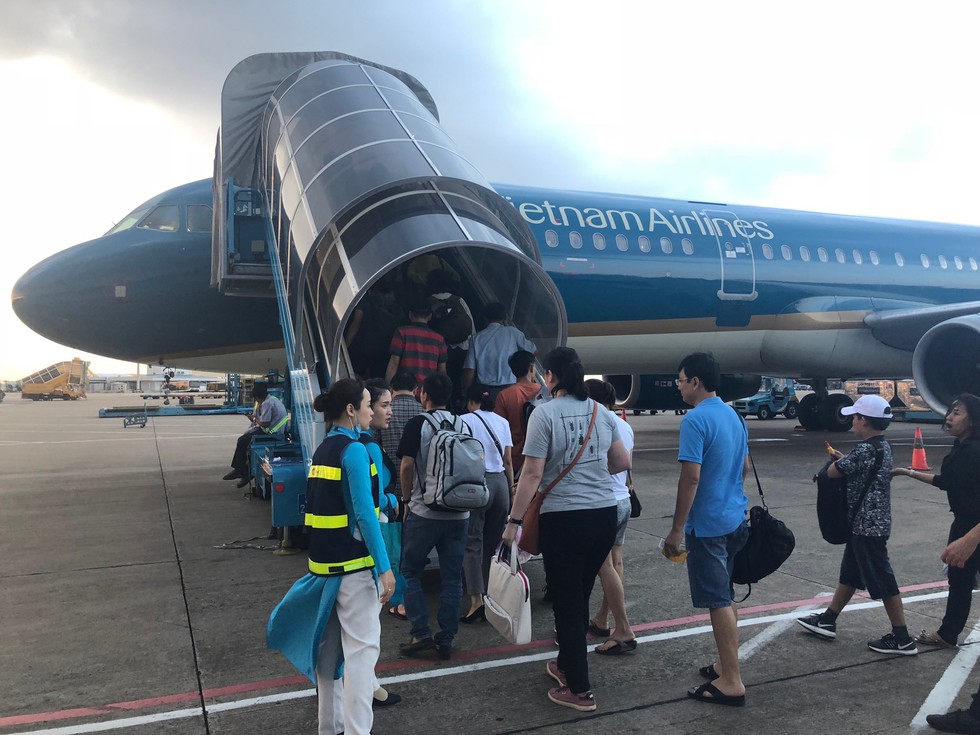 Vietnam Airlines hủy 2 chuyến bay ảnh hưởng bão số 2 - Ảnh 1. Vietnam Airlines hủy 2 chuyến bay ảnh hưởng bão số 2 - Ảnh 1.