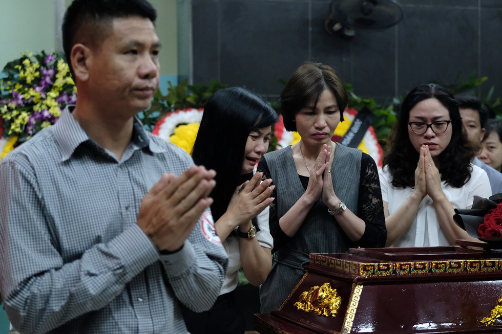 Hàng nghìn người xếp hàng từ sớm tiễn đưa cô giáo Quỳnh - Ảnh 6. Hàng nghìn người xếp hàng từ sớm tiễn đưa cô giáo Quỳnh - Ảnh 6.