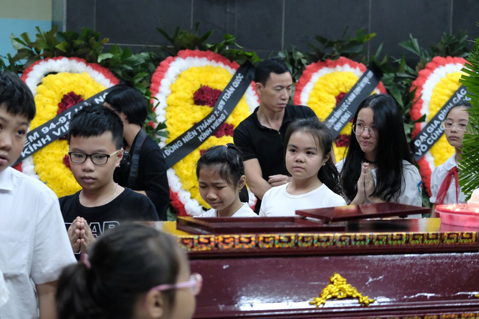Hàng nghìn người xếp hàng từ sớm tiễn đưa cô giáo Quỳnh - Ảnh 9. Hàng nghìn người xếp hàng từ sớm tiễn đưa cô giáo Quỳnh - Ảnh 9.