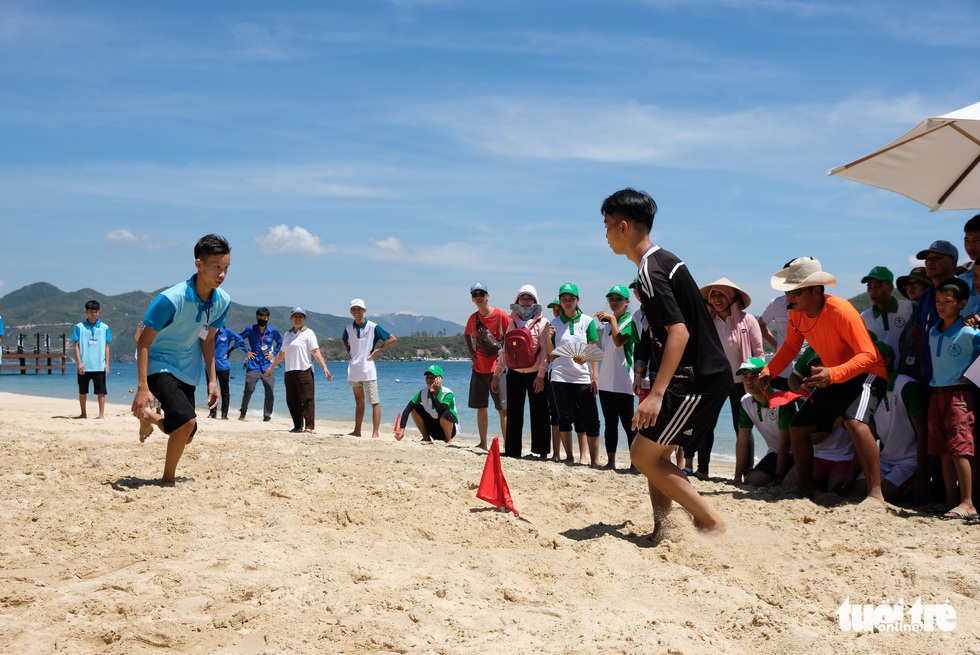 Đấu cờ vua, thi vẽ, chạy tiếp sức trên đảo Hòn Tằm - Ảnh 7. Đấu cờ vua, thi vẽ, chạy tiếp sức trên đảo Hòn Tằm - Ảnh 7.