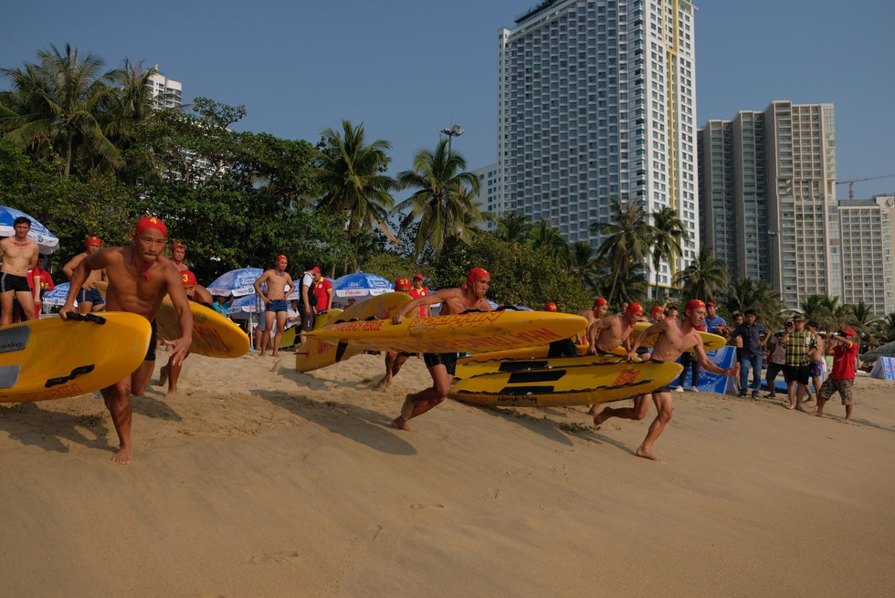 Cứu hộ viên xuất sắc của các bãi biển lớn tụ về Nha Trang tranh tài - Ảnh 4. Cứu hộ viên xuất sắc của các bãi biển lớn tụ về Nha Trang tranh tài - Ảnh 4.