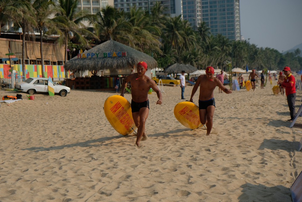 Cứu hộ viên xuất sắc của các bãi biển lớn tụ về Nha Trang tranh tài - Ảnh 8. Cứu hộ viên xuất sắc của các bãi biển lớn tụ về Nha Trang tranh tài - Ảnh 8.
