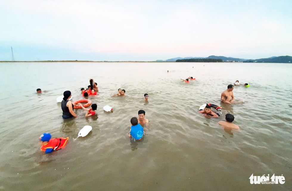 Dân Vinh đổ xô đưa con ra sông Lam tắm giải nhiệt - Ảnh 9. Dân Vinh đổ xô đưa con ra sông Lam tắm giải nhiệt - Ảnh 9.