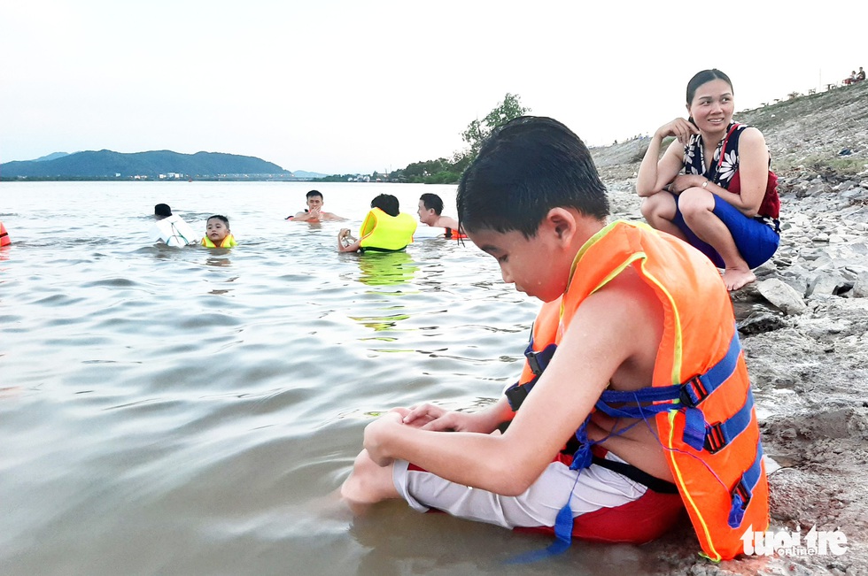 Dân Vinh đổ xô đưa con ra sông Lam tắm giải nhiệt - Ảnh 8. Dân Vinh đổ xô đưa con ra sông Lam tắm giải nhiệt - Ảnh 8.
