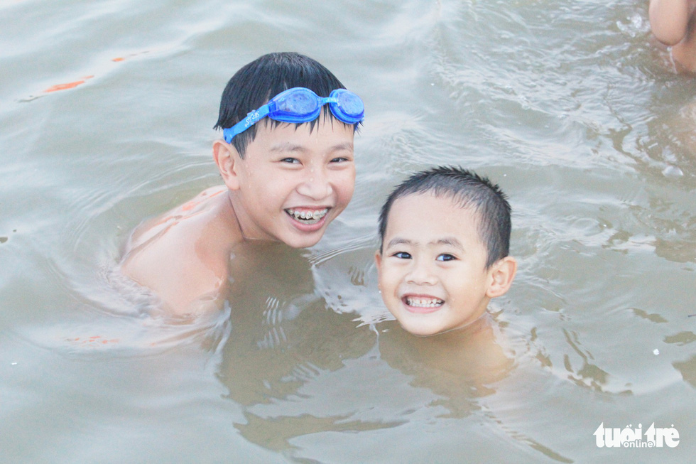 Dân Vinh đổ xô đưa con ra sông Lam tắm giải nhiệt - Ảnh 14. Dân Vinh đổ xô đưa con ra sông Lam tắm giải nhiệt - Ảnh 14.