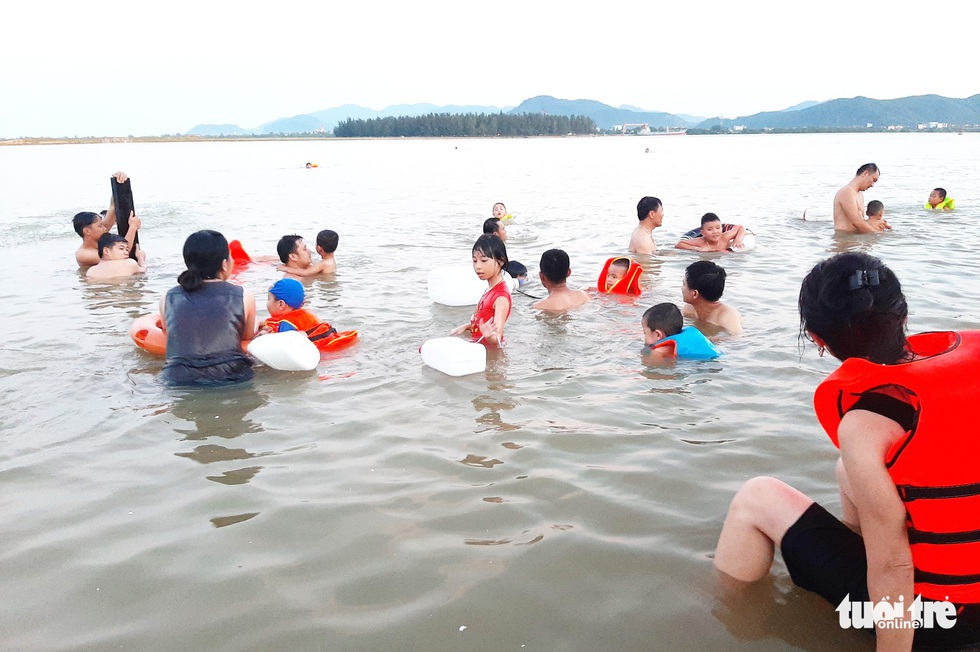 Dân Vinh đổ xô đưa con ra sông Lam tắm giải nhiệt - Ảnh 3. Dân Vinh đổ xô đưa con ra sông Lam tắm giải nhiệt - Ảnh 3.