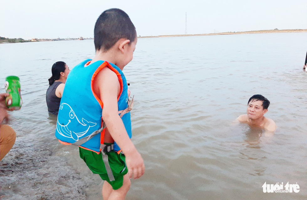 Dân Vinh đổ xô đưa con ra sông Lam tắm giải nhiệt - Ảnh 10. Dân Vinh đổ xô đưa con ra sông Lam tắm giải nhiệt - Ảnh 10.