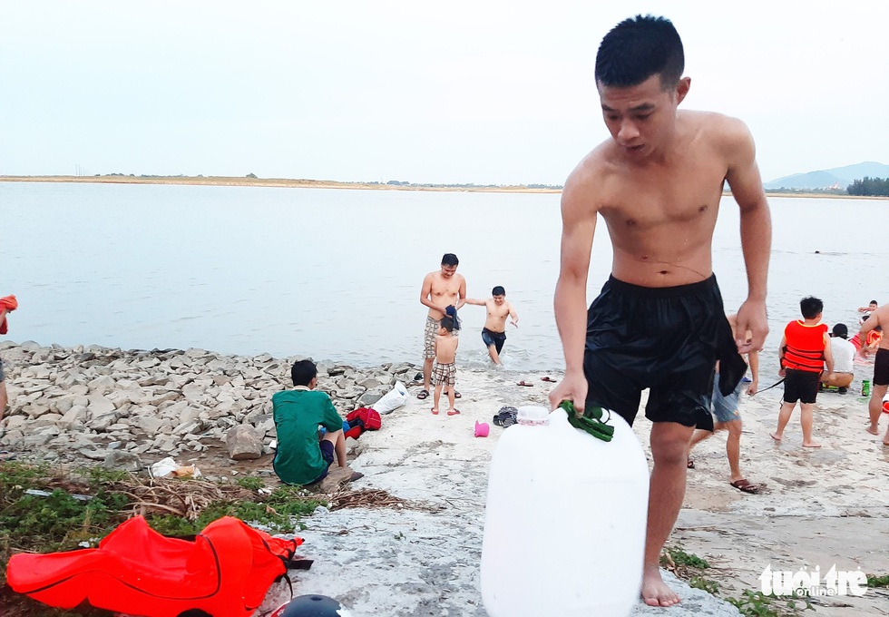 Dân Vinh đổ xô đưa con ra sông Lam tắm giải nhiệt - Ảnh 5. Dân Vinh đổ xô đưa con ra sông Lam tắm giải nhiệt - Ảnh 5.