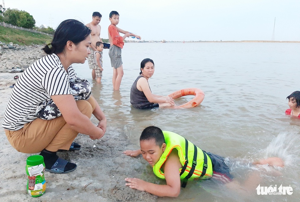 Dân Vinh đổ xô đưa con ra sông Lam tắm giải nhiệt - Ảnh 7. Dân Vinh đổ xô đưa con ra sông Lam tắm giải nhiệt - Ảnh 7.