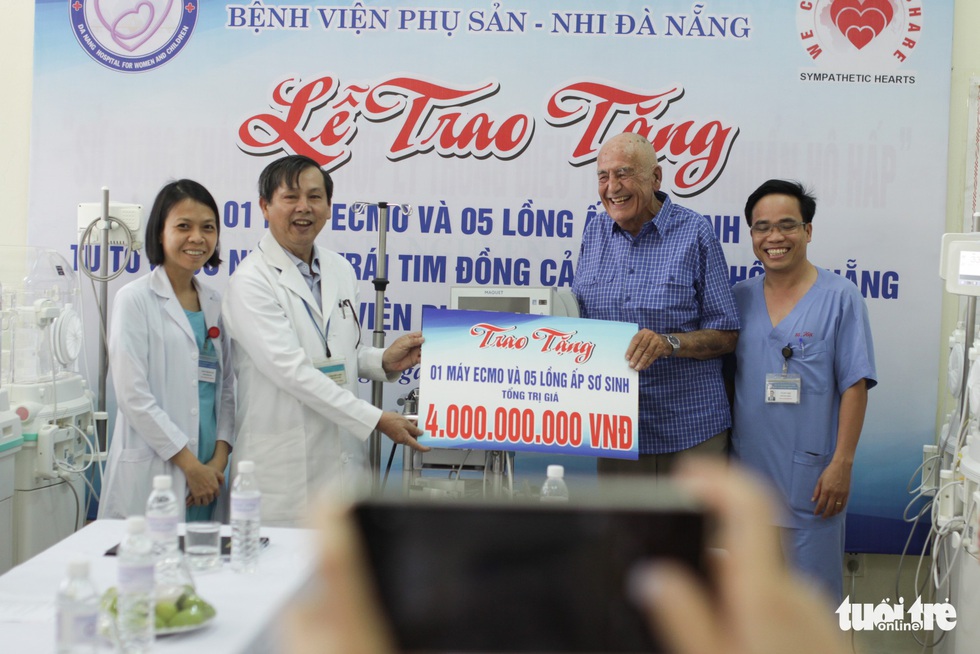 Nhà hảo tâm Úc tặng máy ECMO và 5 lồng ấp sơ sinh hơn 4 tỉ đồng - Ảnh 1. Nhà hảo tâm Úc tặng máy ECMO và 5 lồng ấp sơ sinh hơn 4 tỉ đồng - Ảnh 1.