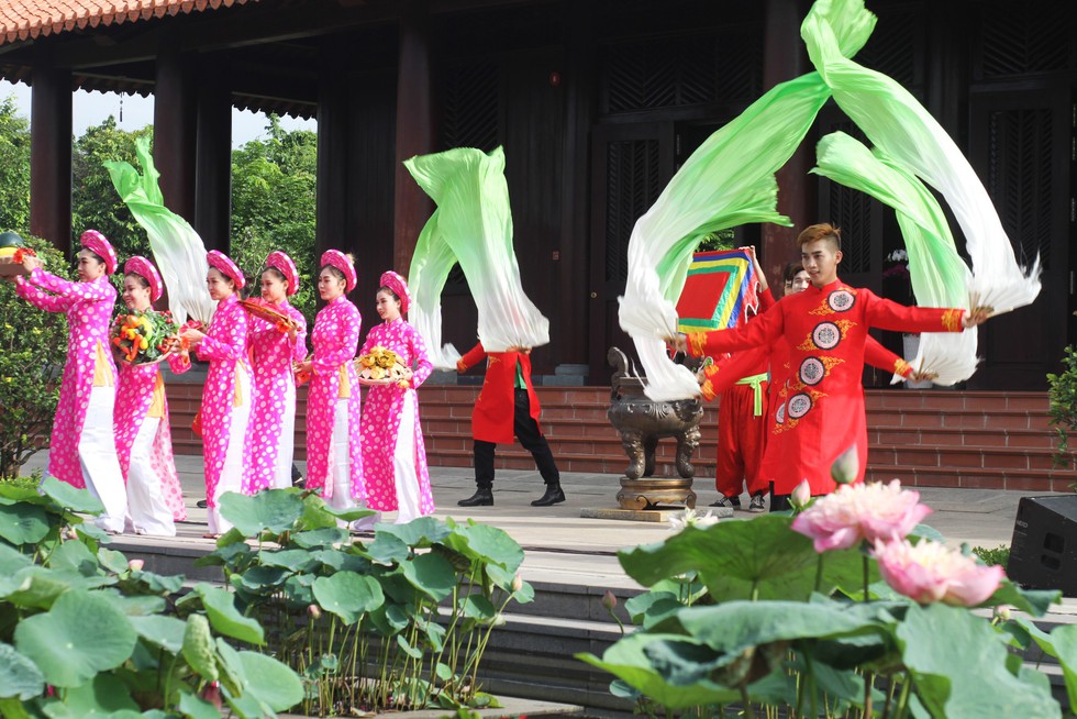 Rực rỡ lễ giỗ Đức Lễ Thành Hầu Nguyễn Hữu Cảnh - Ảnh 1. Rực rỡ lễ giỗ Đức Lễ Thành Hầu Nguyễn Hữu Cảnh - Ảnh 1.