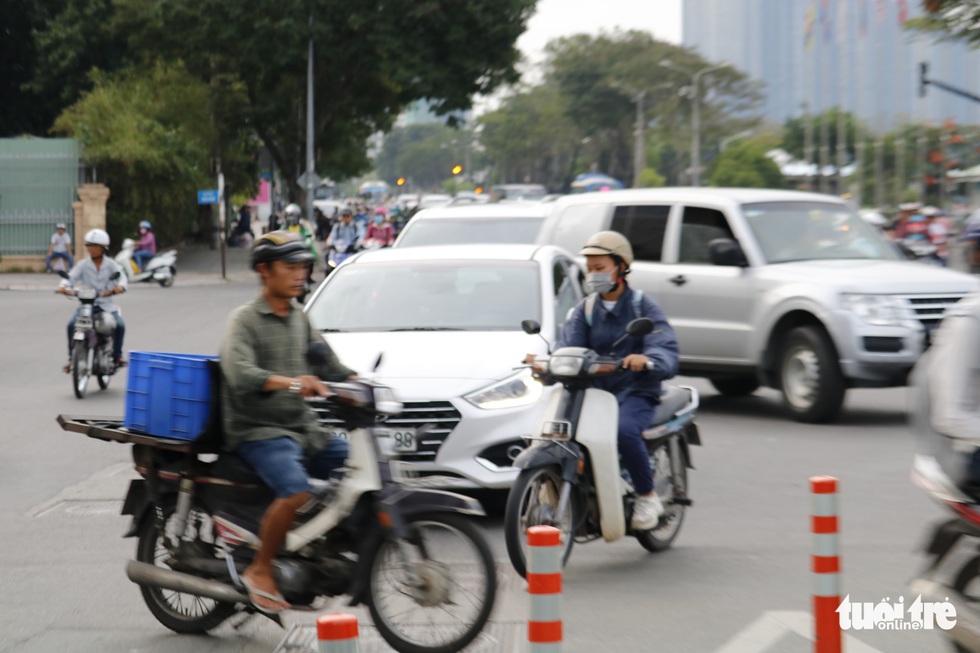 Những cung đường tử thần đáng sợ ở TP.HCM - Ảnh 6. Những cung đường tử thần đáng sợ ở TP.HCM - Ảnh 6.