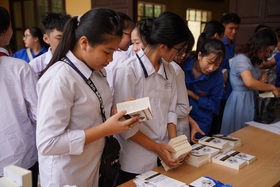 Hành trình Từ trái tim: Trao gửi khát vọng lớn đến thanh niên vùng biển đảo - Ảnh 8. Hành trình Từ trái tim: Trao gửi khát vọng lớn đến thanh niên vùng biển đảo - Ảnh 8.