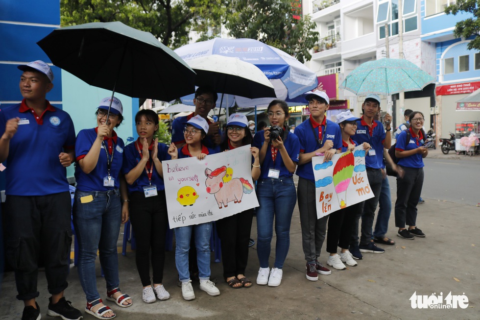Tình nguyện viên - tình bạn không thể quên của thí sinh cả nước - Ảnh 12. Tình nguyện viên - tình bạn không thể quên của thí sinh cả nước - Ảnh 12.