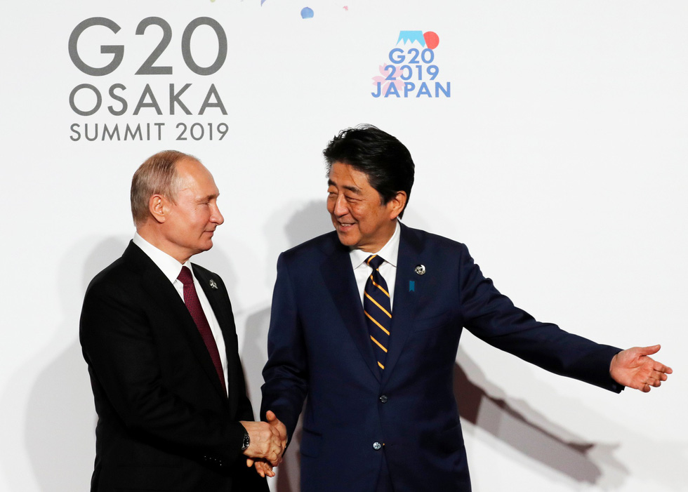 Tiết lộ hậu trường chụp ảnh gia đình G20 ở Osaka - Ảnh 4. Tiết lộ hậu trường chụp ảnh gia đình G20 ở Osaka - Ảnh 4.