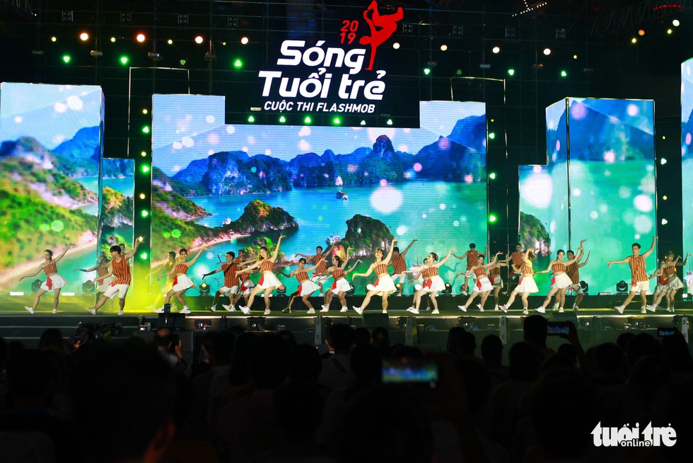 Bắt trend Để Mị nói cho mà nghe giành giải nhất cuộc thi Flashmob - Ảnh 2. Bắt trend Để Mị nói cho mà nghe giành giải nhất cuộc thi Flashmob - Ảnh 2.
